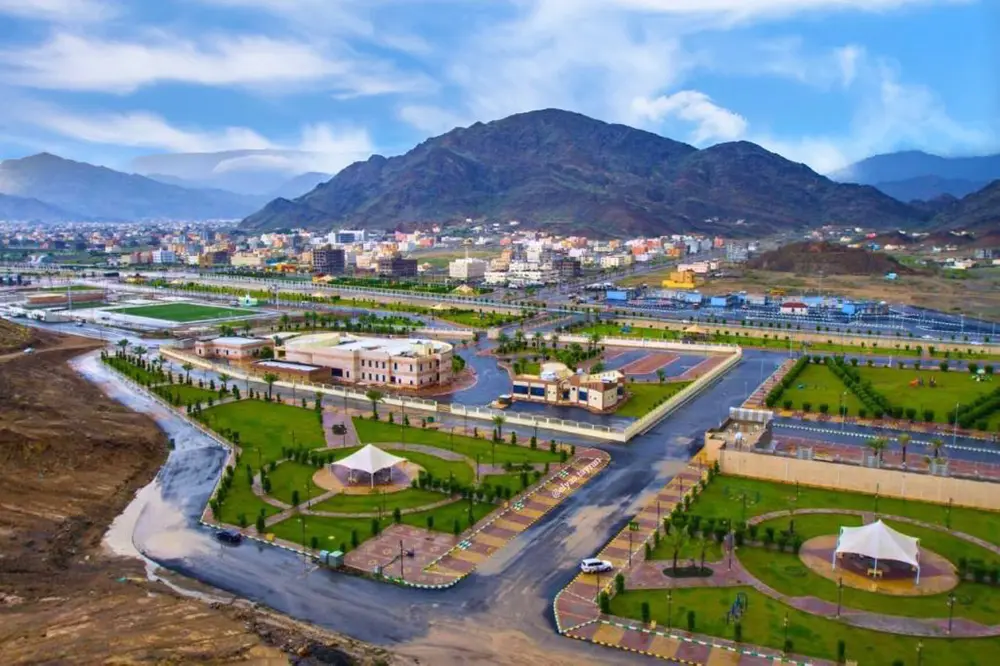 منظر بانورامي لتضاريس محايل عسير الجبلية والسهلية